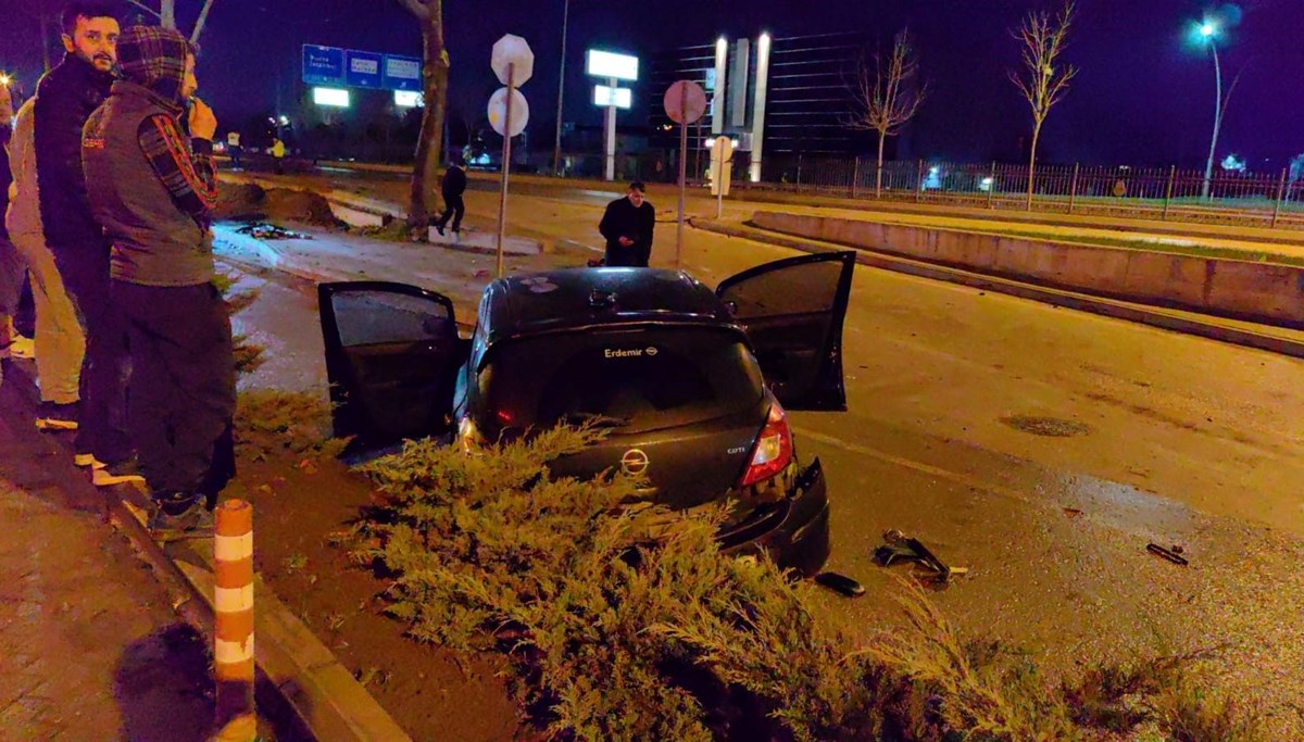 Bursa’da kontrolden çıkan otomobil yola uçtu