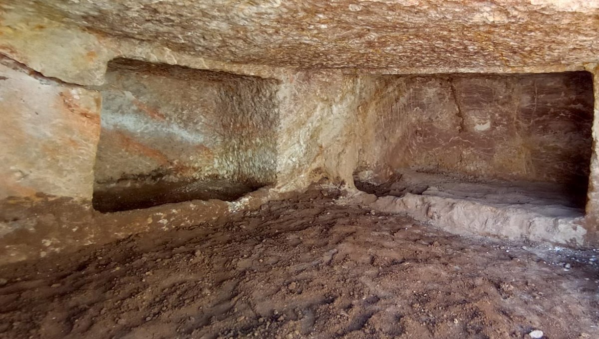 Kazı çalışması sırasında 2’nci yüzyıla ait mezar bulundu (İçinden bütünlüğü bozulmuş insan kemikleri, bilezik ve küpeler çıktı) Kazı çalışması sırasında 2’nci yüzyıla ait mezar bulundu (İçinden bütünlüğü bozulmuş insan kemikleri, bilezik ve küpeler çıktı)