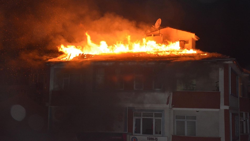 Bilecik'te 8 katlı iş merkezinde yangın