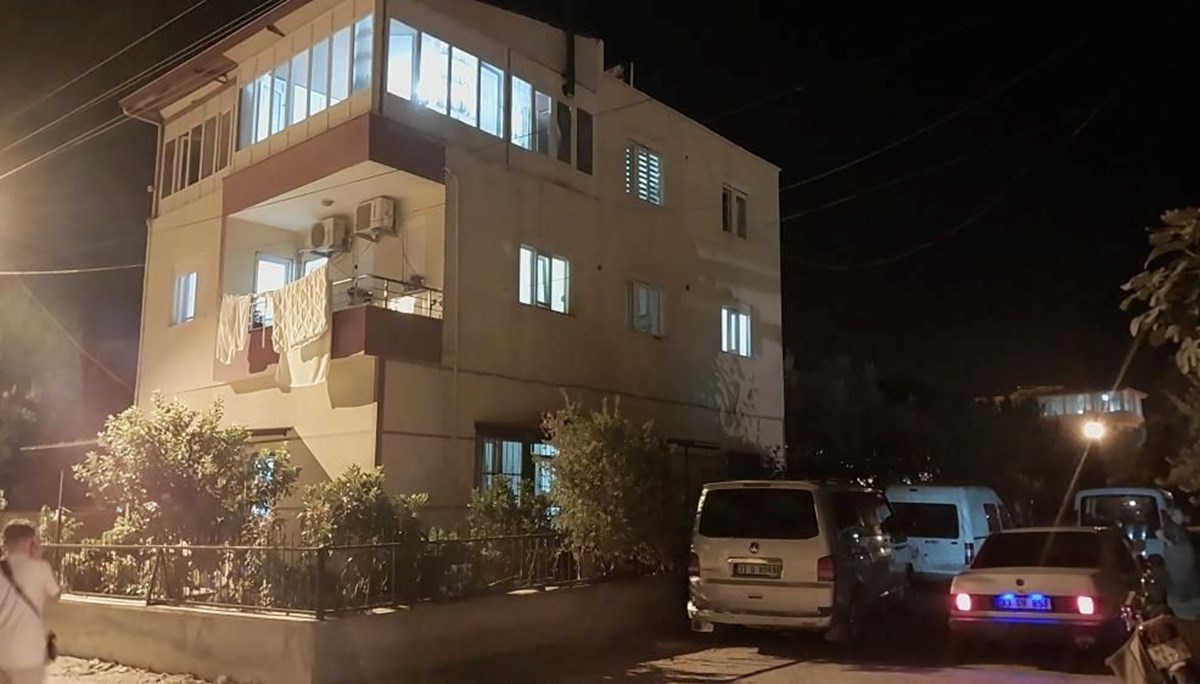 Mersin’de vahşet: 7 yaşındaki oğlunu öldürüp kendini bıçakladı Mersin’de vahşet: 7 yaşındaki oğlunu öldürüp kendini bıçakladı