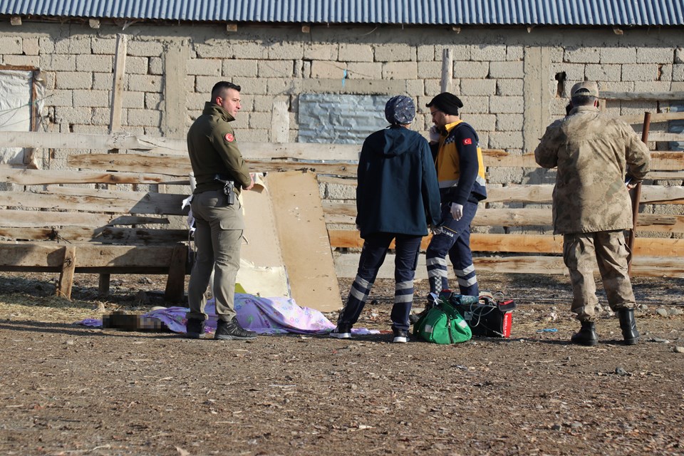 Ağrı'da bir evin önünde 3 ceset bulundu - 1