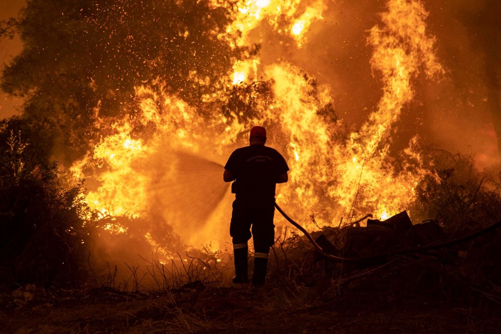 Yunanistan'da orman yangınlarıyla mücadele: Evia adasında onlarca ev ve iş yeri kül oldu - 2