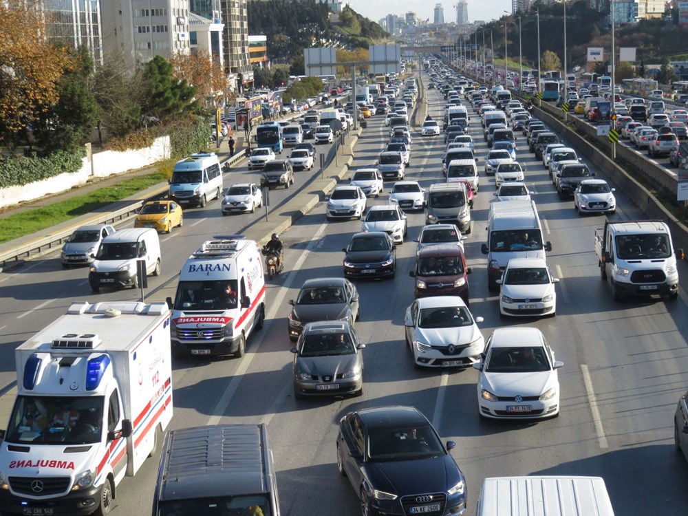 Hafta sonu kısıtlaması öncesi İstanbul trafiği kilit - 4