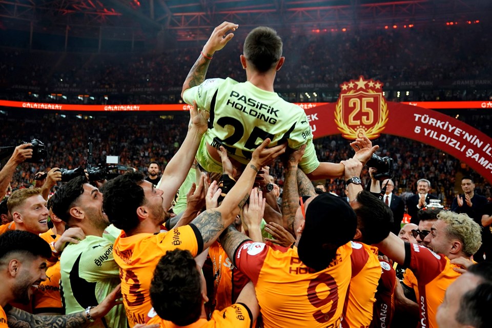 Bir dönemin sonu: Muslera, ailesiyle birlikte Türkiye'de ayrıldı - 1