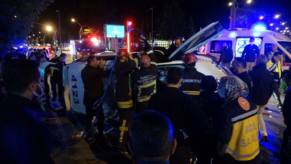 Şüpheli aracı kovalayan polis otosu kaza yaptı: 2 yaralı - 1