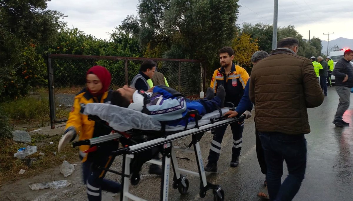 Hatay'da işçi servisi, hafriyat kamyonuna çarptı: 16 yaralı Hatay'da işçi servisi, hafriyat kamyonuna çarptı: 16 yaralı