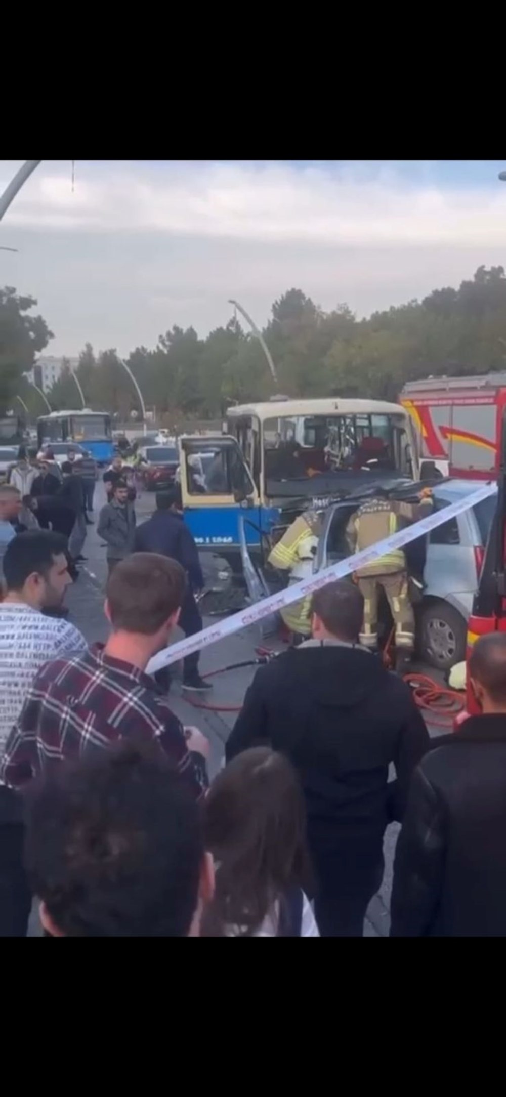 Ankara'da otomobil ile minibüs kafa kafaya çarpıştı: 1 ölü, 14 yaralı - 4