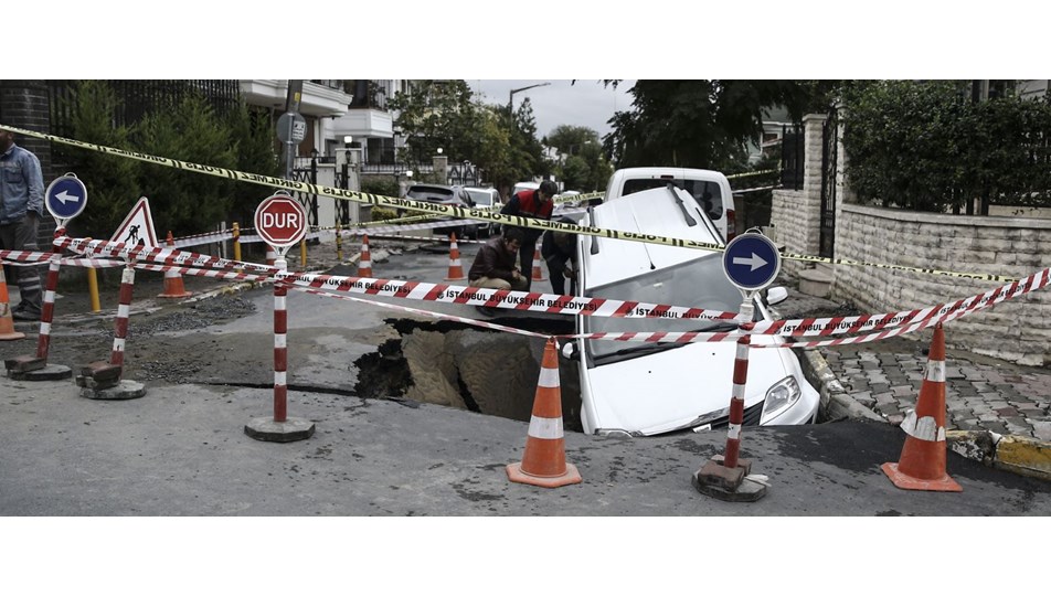 İstanbul'da asfalt çöktü, bir araç içine düştü