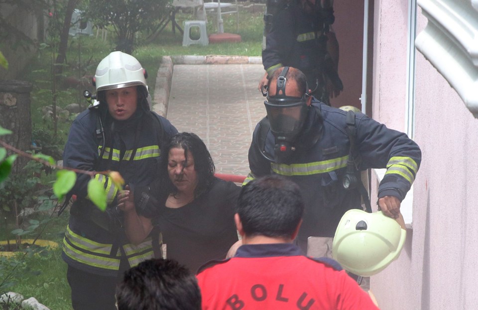 Bolu'da apartmanda yangın paniği (Annesinin evi yaktığını iddia etti) - 1