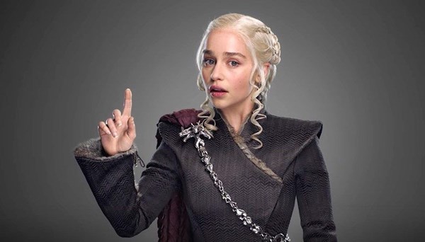 Emilia Clarke Game of Thrones'ta masada unutulan kahve bardağının sahibini açıkladı