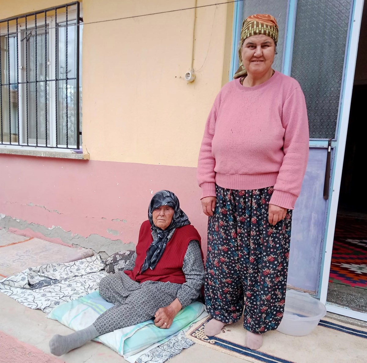 Sobadan sızan gazdan zehirlenen anne ile kızı öldü. Sobadan sızan gazdan zehirlenen anne ile kızı öldü.