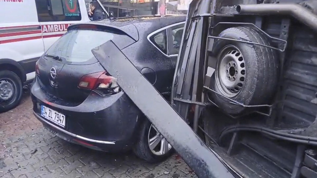 Çarpmanın etkisiyle aydınlatma direği park halindeki otomobilin üzerine devrildi.
