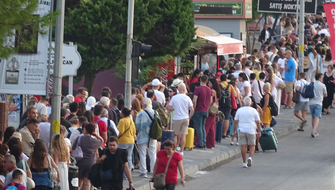 Yunan adasına 3 günlük tatil akını: Kilometrelerce kuyruk oluştu