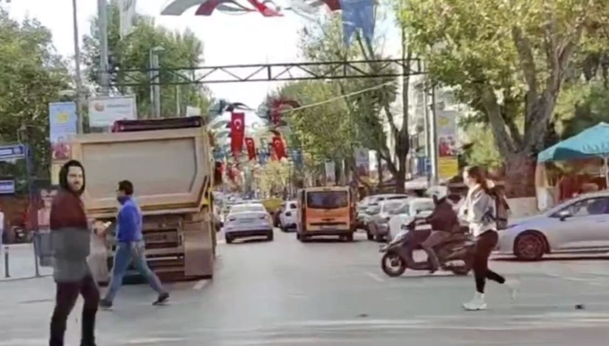 Hafriyat kamyonundan Bağdat Caddesi’nde tehlikeli hareketler