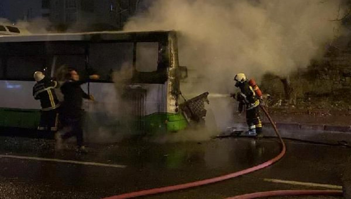 Seyir halindeyken alev alan özel halk otobüsü küle döndü