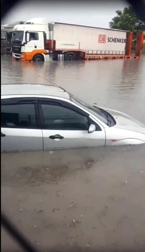 Ankara'da sağanak su baskınlarına yol açtı | NTV