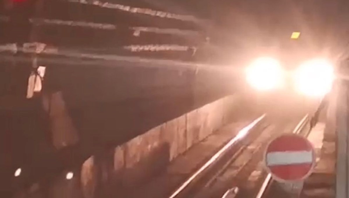 Marmaray’da panik anları: Raylara atladı