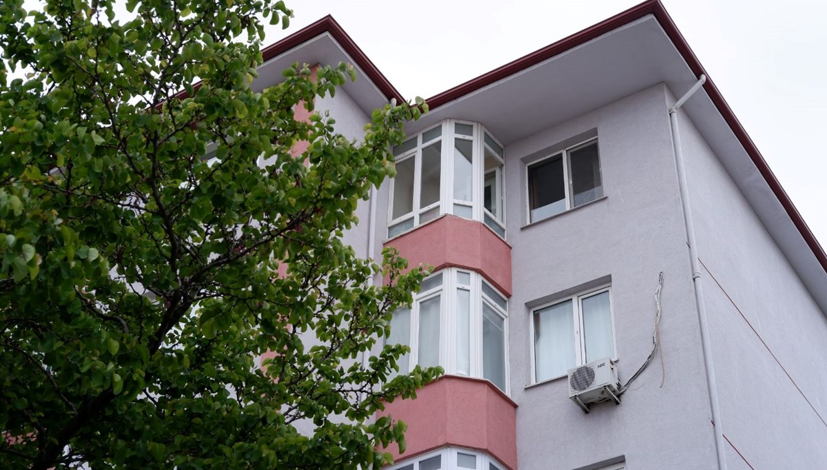 Cam silerken düşüp öldü Cam silerken düşüp öldü