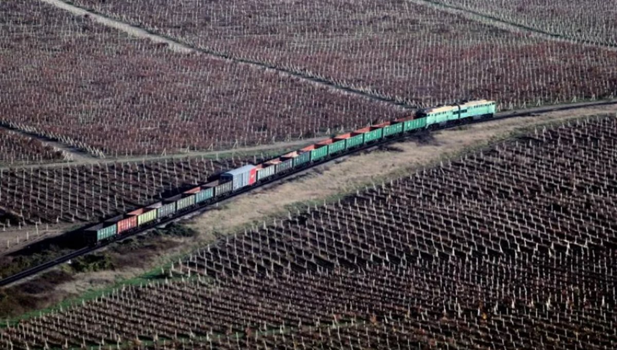Rusya'dan tren vagonlarıyla savunma hattı Rusya'dan tren vagonlarıyla savunma hattı