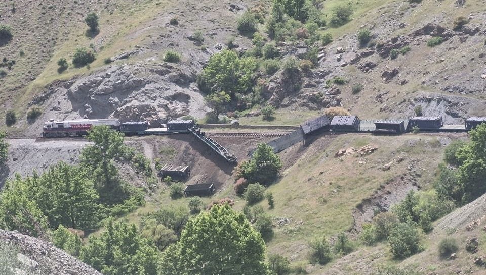 Yük treninin vagonları raydan çıktı
