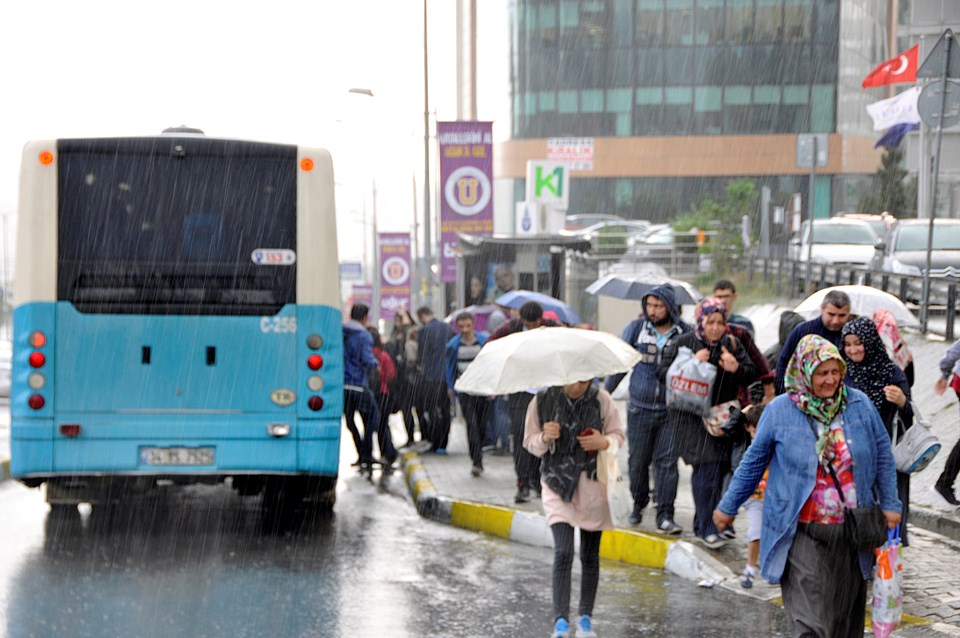 Son dakika haberi... İstanbul'da iş çıkış saati başlayan sağanak trafiği felç etti - 5