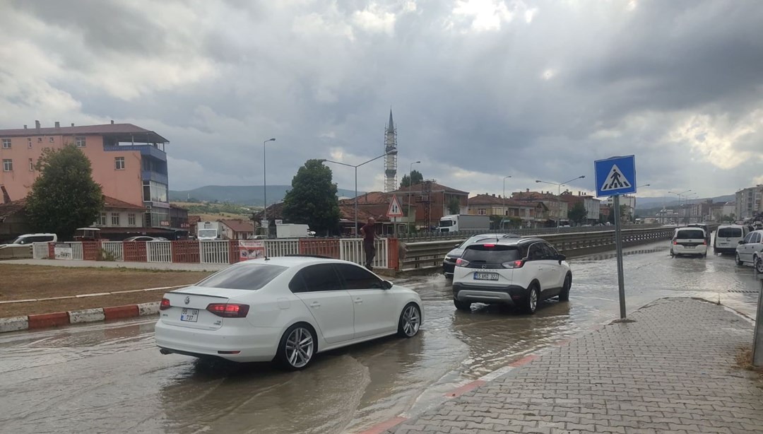 Samsun'da sağanak sonrası yollarda su birikintileri oluştu