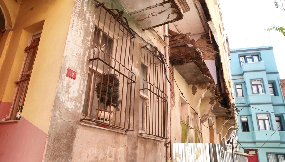 Balat’ta binanın balkonu çöktü Balat’ta binanın balkonu çöktü