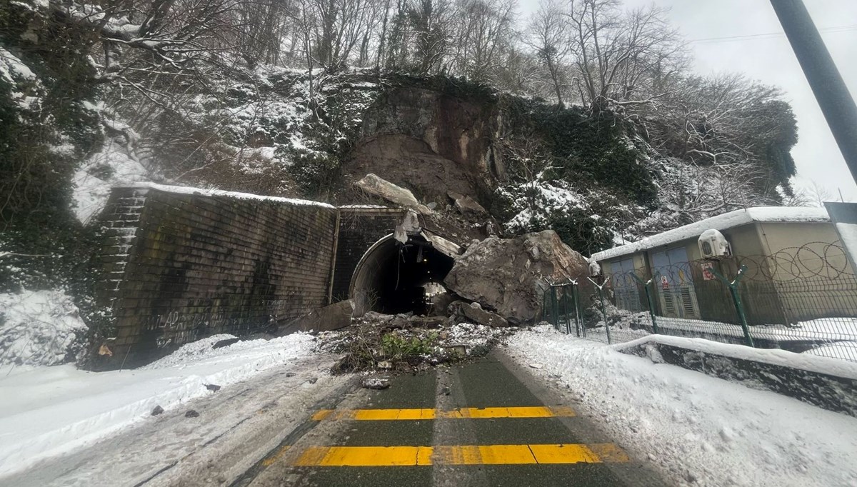 Artvin'de heyelan: Sarp Tüneli ulaşıma kapandı