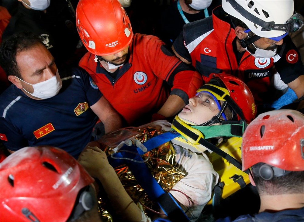 İzmir'de deprem sonrası enkaz altındakiler için zamana karşı yarış (65'inci saatte kurtarıldı) - 32