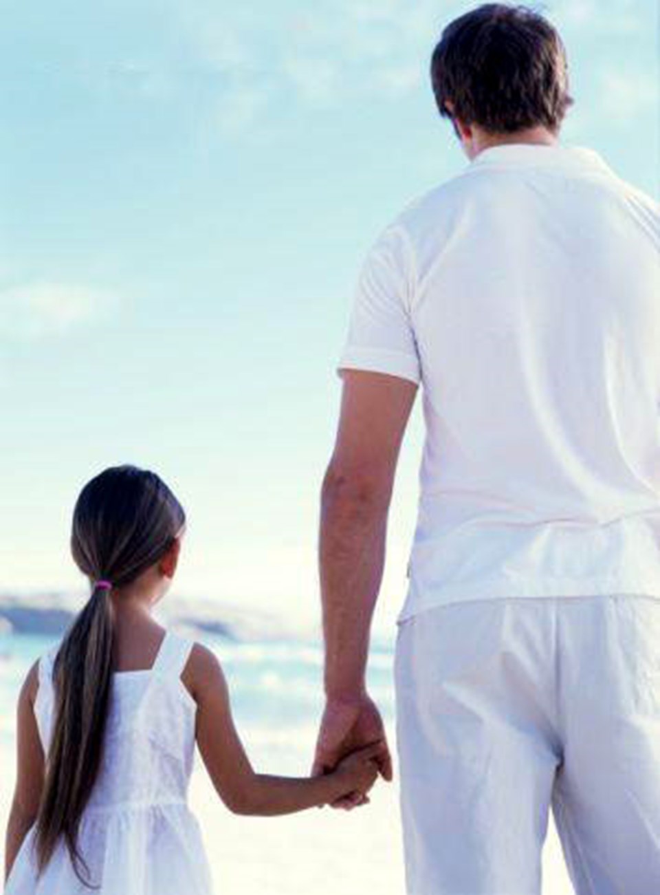 Папа стоящую дочку. Отец и дочь. Отец и дочь со спины. Отец и дочь идут за руку.