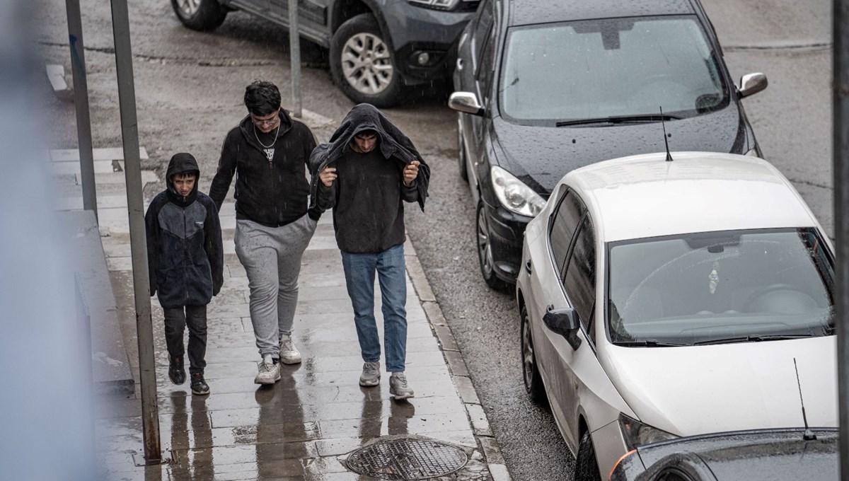 Hava sıcaklığı 11 dereceye düştü, sağanak hayatı olumsuz etkiledi Hava sıcaklığı 11 dereceye düştü, sağanak hayatı olumsuz etkiledi