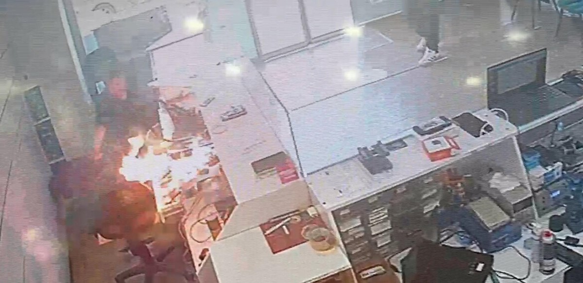 Telefon bataryasının patlama anı böyle görüntülendi. Telefon bataryasının patlama anı böyle görüntülendi.