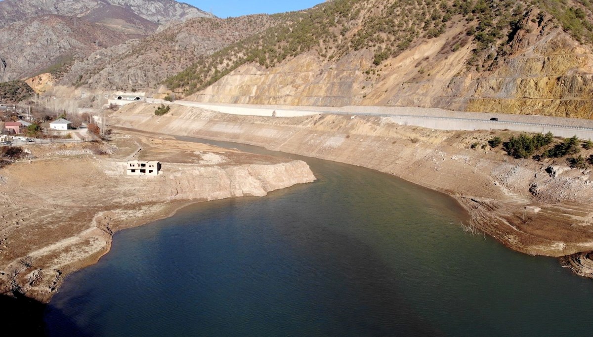 Torul Baraj Gölü'nde su seviyesi 45 metre çekildi