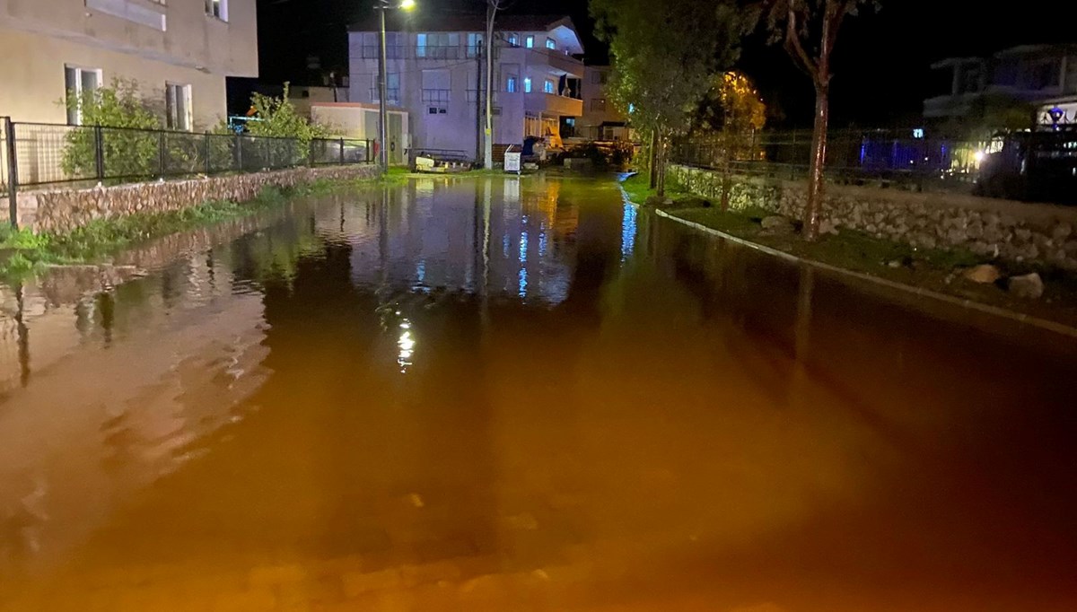 Marmaris’te sağanak: Evleri su bastı, yollar kapandı
