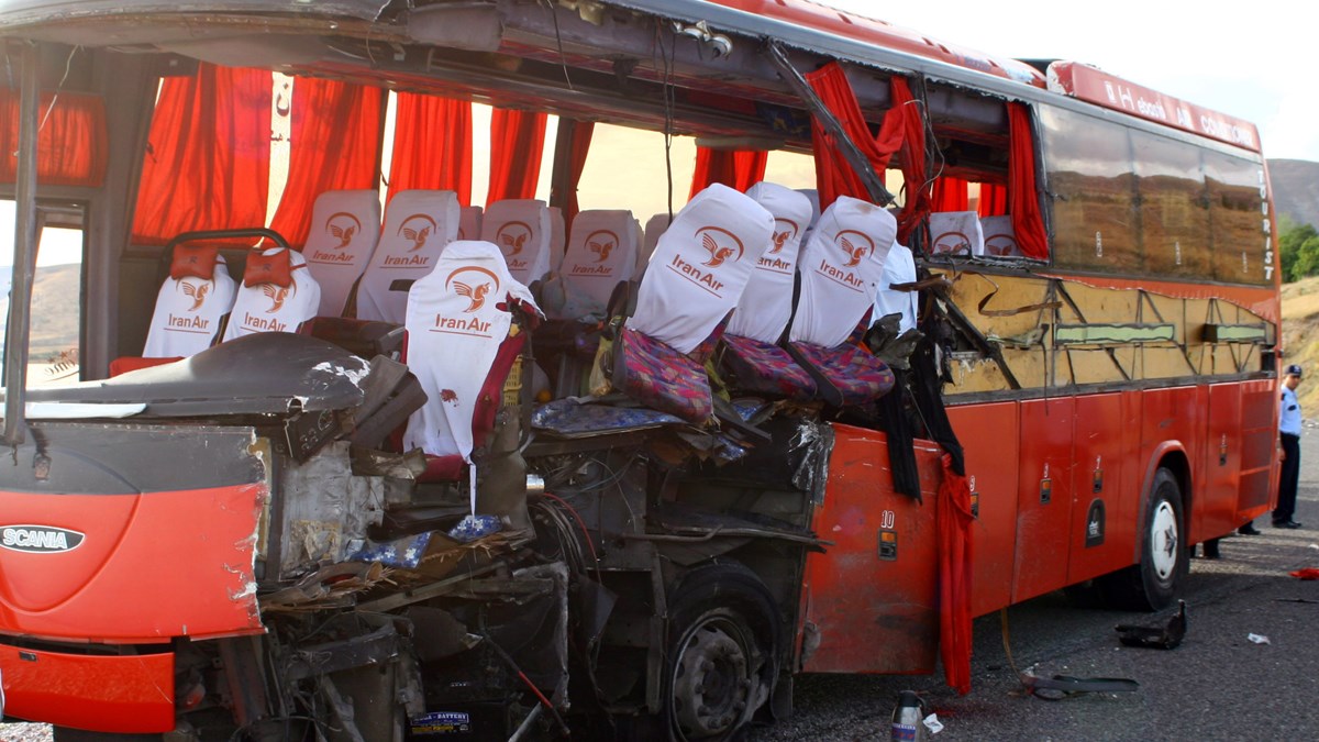 iran yolcu otobusu kamyonla carpisti 5