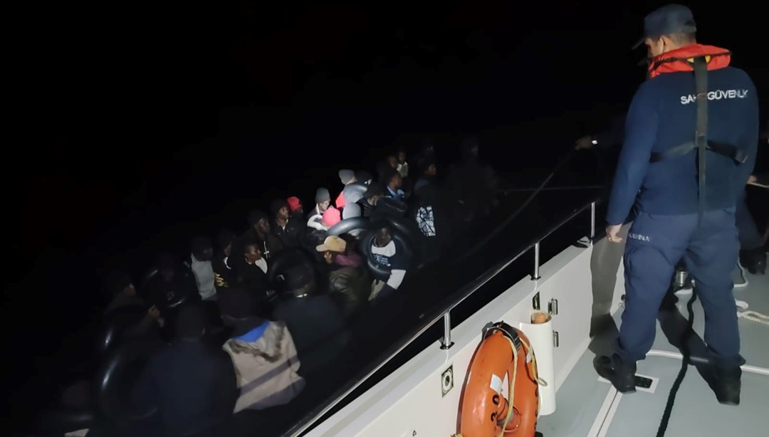 İzmir açıklarında 45 düzensiz göçmen yakalandı
