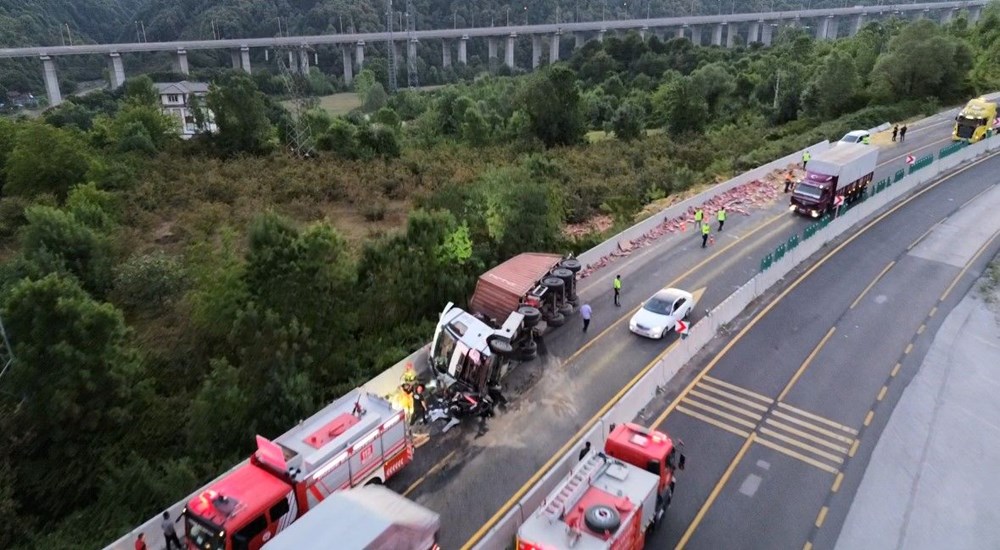 Önce otobüs ve otomobile çarptı, sonra başka bir otomobilin üzerine devrildi: TIR kazasında 1 kişi yaralandı - 12