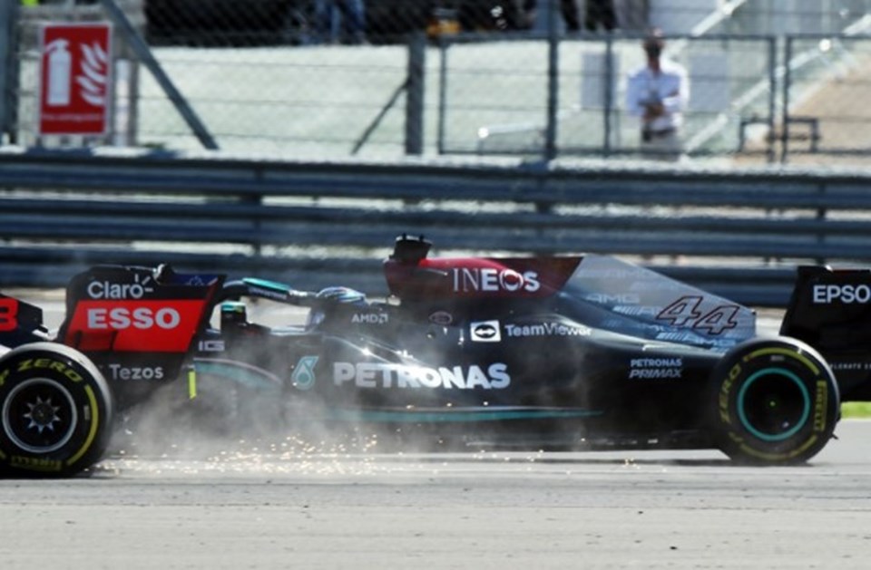 SON DAKİKA: Lewis Hamilton cezaya rağmen kazandı - 1