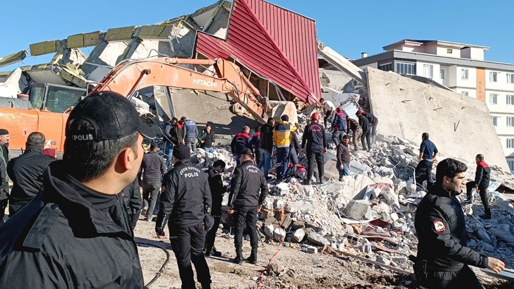 Kahramanmaraş’ta ağır hasarlı bina iş makinesinin üzerine devrildi: Operatör enkaz altında - 2