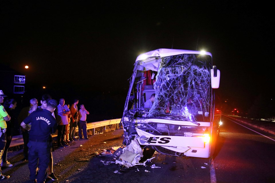 Uşak'ta yolcu otobüsü TIR'a arkadan çarptı: 1 kişi öldü, 43 kişi yaralandı - 1