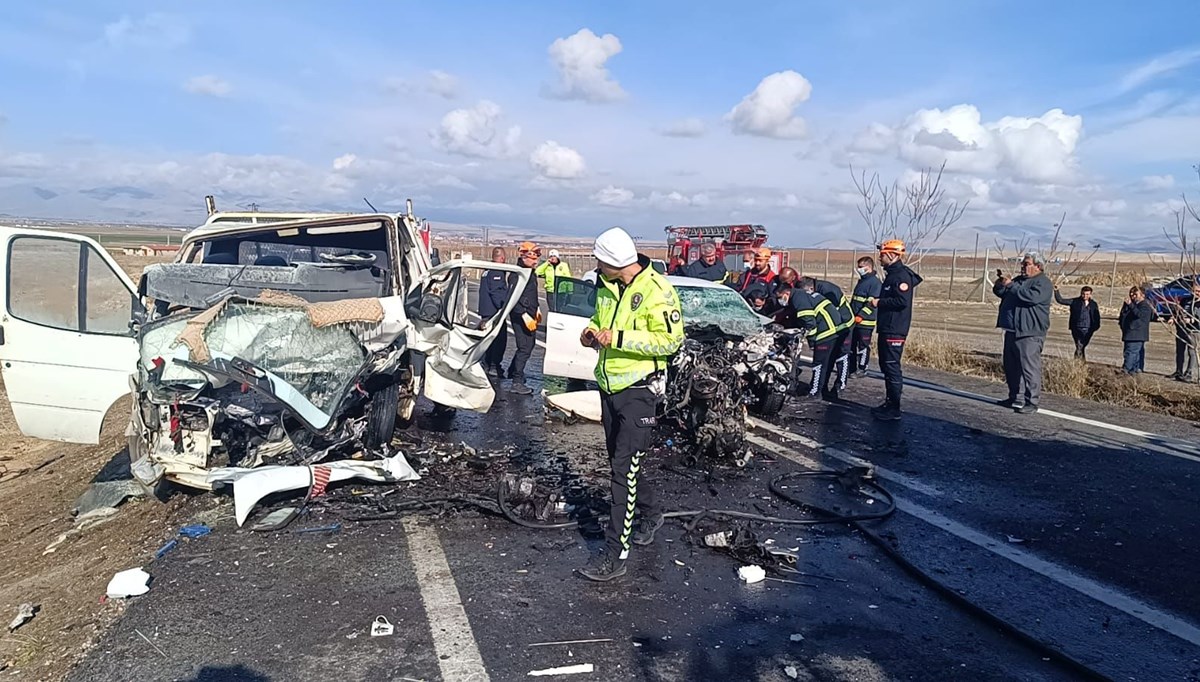 Kamyonet ile otomobil kafa kafaya çarpıştı: 1 ölü, 2 yaralı