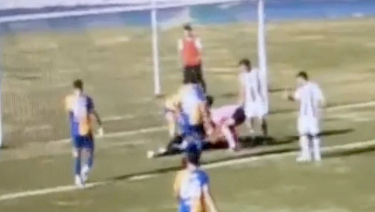Dili boğazına kaçan kaleci, hakem müdahalesiyle hayata döndü Dili boğazına kaçan kaleci, hakem müdahalesiyle hayata döndü
