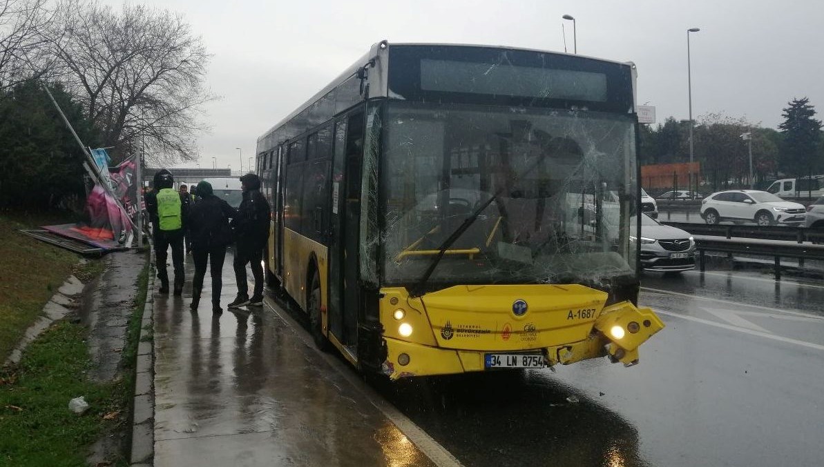 İETT otobüsü aydınlatma direği ile reklam panosuna çarptı