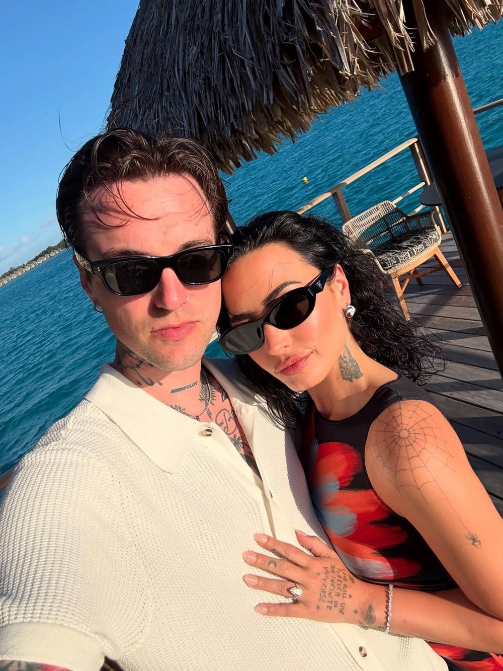 Ünlü şarkıcı Demi Lovato'dan balayı pozları - 4