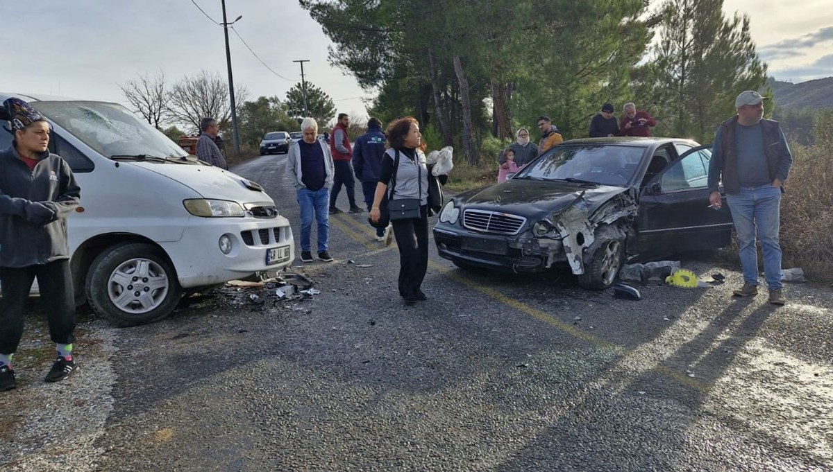 Milas'ta minibüs ile otomobil çarpıştı: 3 yaralı