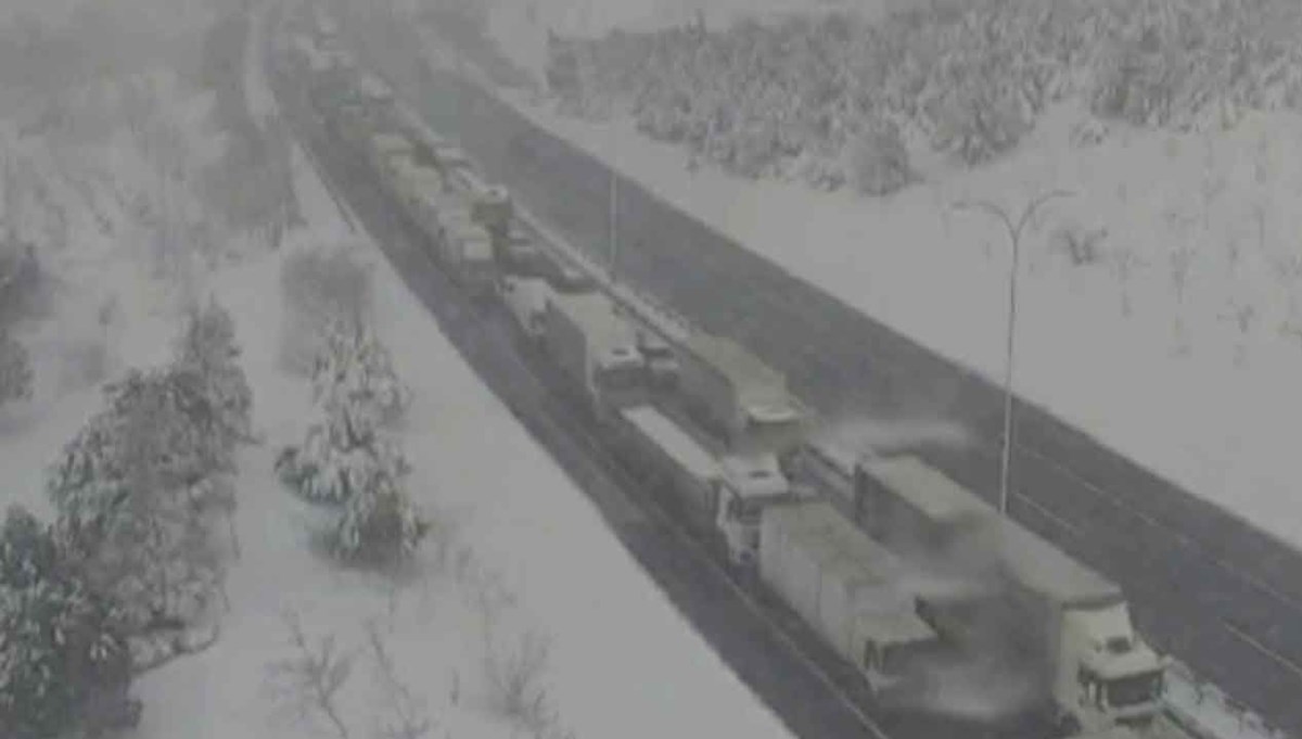 TEM'de zincirleme kaza: İstanbul yönü kapandı