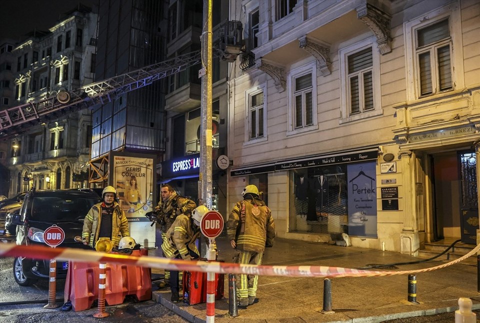 Beyoğlu'nda iş merkezinde yangın - 1