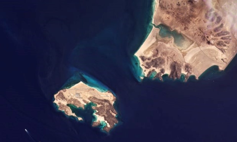 Yemen’deki volkanik adada inşa edilen gizemli hava üssü uydudan görüntülendi - 2