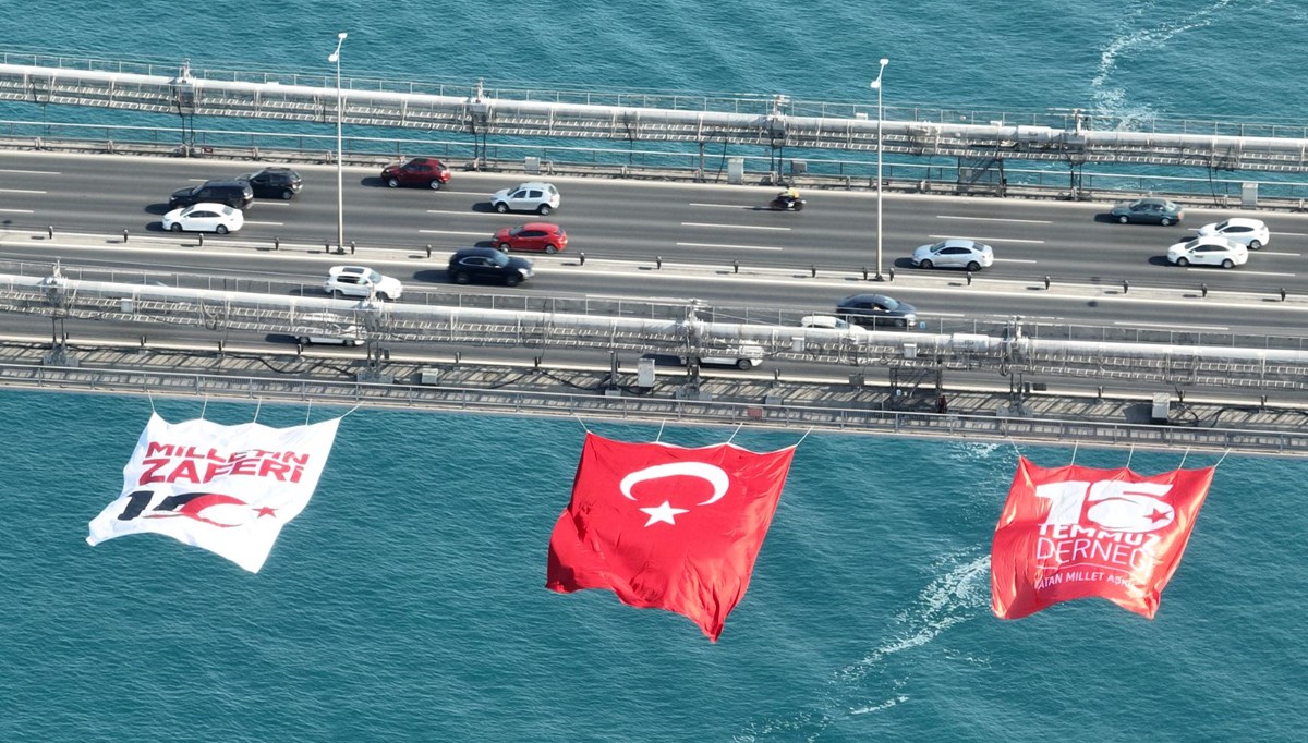 İstanbul'daki köprülere Türk Bayrağı asıldı İstanbul'daki köprülere Türk Bayrağı asıldı