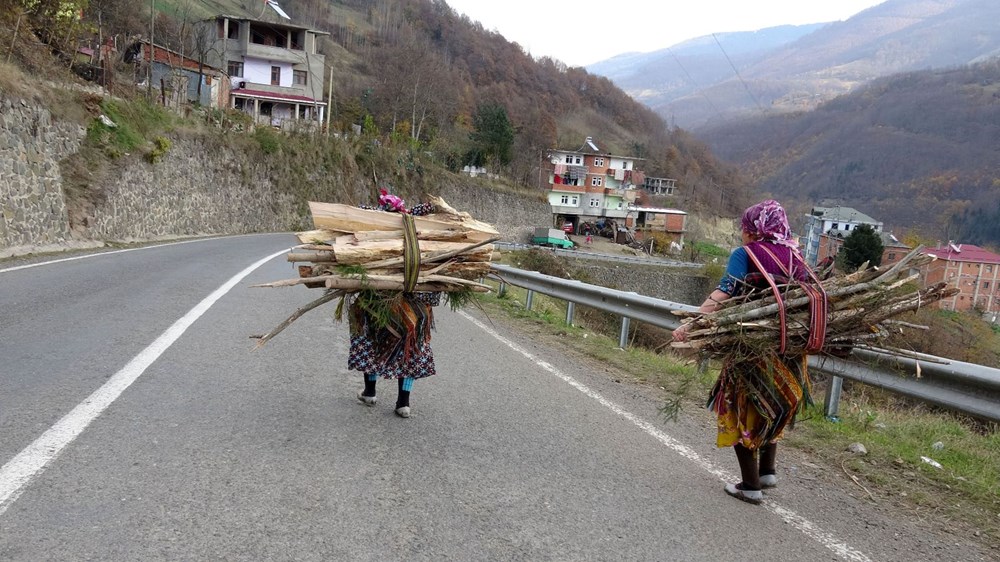 Karadeniz'in çalışkan kadınları: Köy toplansa evde tutamaz - 16